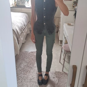 Gröna cargopants med dragkedjor - Snygga gröna cargopants i slim fit med smala ben och coola dragkedjor på fickorna. Byxorna har flera fickor på sidorna och sitter tajt längs benen. Perfekta för dig som gillar en streetig och avslappnad stil. Det är storlek 170 på byxan, men passar mig som har xs. Stretch! 
