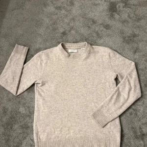 Beige stickad tröja Jack & Jones - Säljer en stilren beige stickad tröja från Jack & Jones Premium.. Perfekt för lager-på-lager och passar till det mesta. Enkel och clean design som funkar året runt. Använd typ 2 gånger. Hör gärna av er vid frågor.