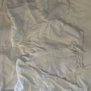 Vita linnebyxor  - Säljer ett par vita linnebyxor. 