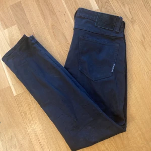 Svarta jeans från Neuw Stockholm - Snygga svarta jeans från Neuw Stockholm. W31 och W32.  Modell lou slim har smal passform och raka ben, perfekt för dig som gillar stilrena och moderna jeans. Materialet är mjukt och stretchigt. Riktigt sköna jeans!