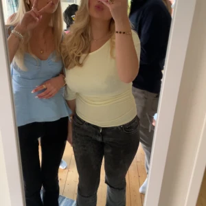 Gul offshoulder topp IDA - Snygg ljusgul offshoulder topp från IDA med korta ärmar och figurnära passform. Toppens ena axel är bar och tyget är mjukt och stretchigt, perfekt för en trendig look. Enkel att matcha med både jeans och kjol.