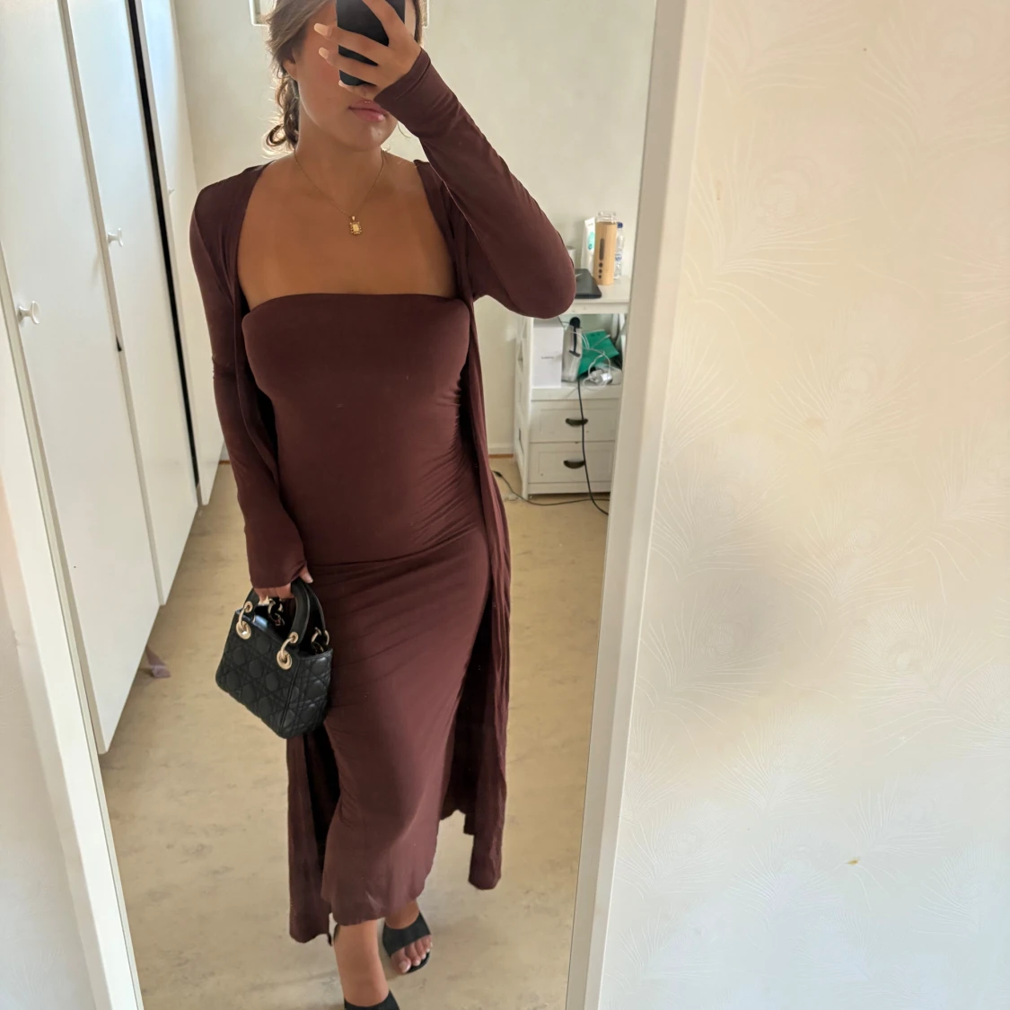 Brun långärmad axelbandslös klänning