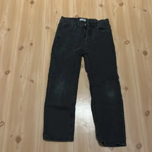Svarta raka jeans - Simpla svarta jeans från Lindex, regual fit. Passform 148-152. Litet hål se sista bilden.