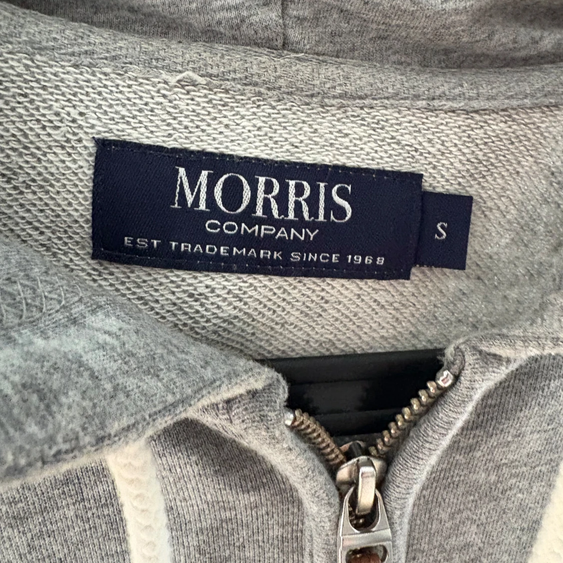 Grå hoodie från Morris Company - 1