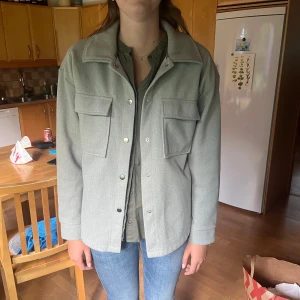 Vårjacka Gina tricot  - Grå tunn jacka, bra till vår och höst. Från Gina och köptes för ca 300-500