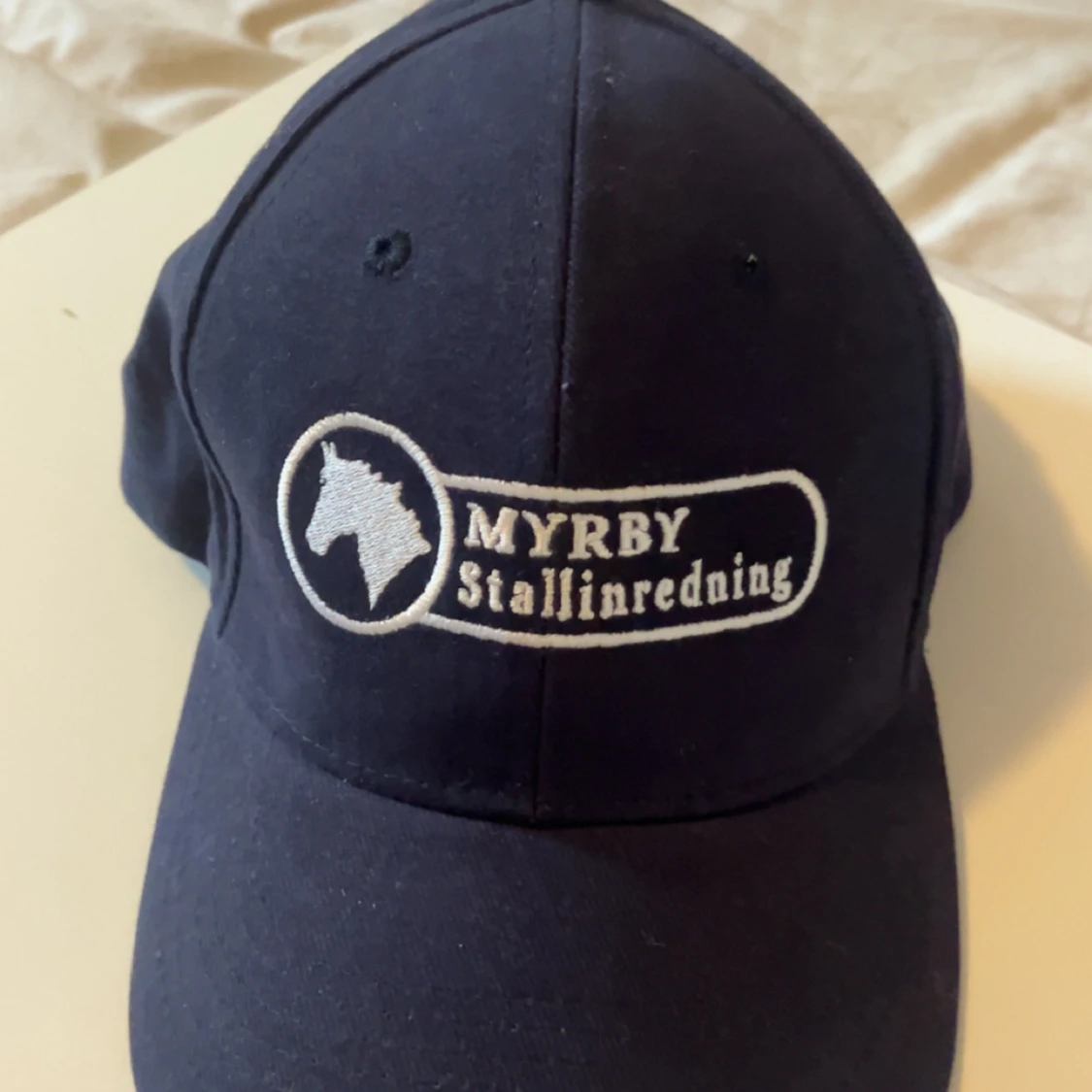 Mörkblå keps Myrby Stallinredning