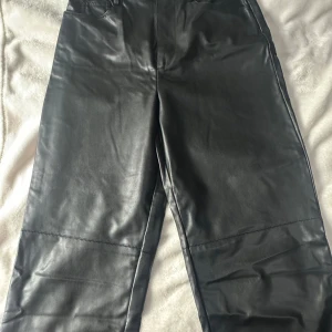 Svarta skinnbyxor från Zara XS -  svarta skinnbyxor från Zara i storlek XS. 