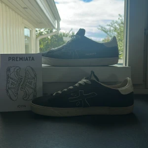 Premiata skor - Premiata skor i väldigt bra skick. 9/10💯 använd ett par gånger men det finns inga defekter på skorna. Man får med box, skriv om ni har några funderingar☺️