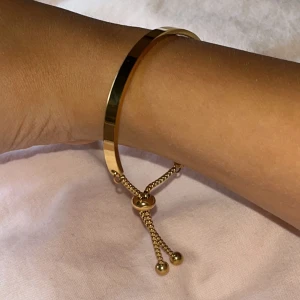 Guldigt armband - Snyggt justerbart armband i guld som liknar Coach armandet💓💓 Perfekt accessoar för att lyfta vilken outfit som helst. Enkel att ta på och av tack vare den smidiga justeringen. Helt ny 💕