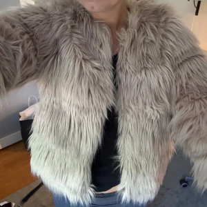  fluffig pälsjacka - Jättefin pälsjacka i beige som jag verkligen älskar! Den är köpt på Plick så vet ej märket eller storlek men passar mig som brukar ha S. Går att knäppa ihop framtill och har två fickor fram🤎🤎