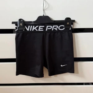 Nike PRO shorts - Svarta Nike Pro shorts och bred resår med logga. Bortsklippt lapp men det är antingen storlek 170 eller xs