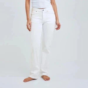 Vita jeans - Vita jean med hög midja och raka ben. Från Bikbok i storlek 24. Köpta för 699!