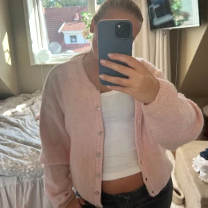 Ljusrosa kofta från Gina Tricot - Supermjuk och fluffig ljusrosa kofta från Gina Tricot i bra skick💕  