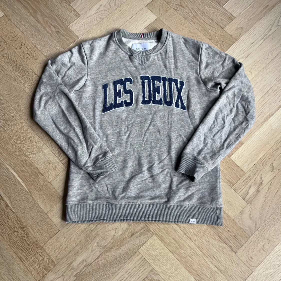 Grå sweatshirt från Les Deux - 1