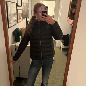 Svart pufferjacka från Colmar - Vinter jacka Köpte december 2024, så använd ca 1 vinter men skulle säga att den ser ut som ny Har inga defekter alls  Jätte fin och perfekt för vintern Storlek:50 men skulle säga S som referens Nypris:4200kr