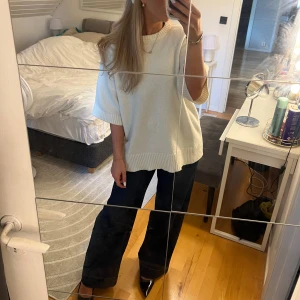 Vit/beige oversized stickad tröja -Gina  - Säljer en vit oversized stickad tröja med breda, korta ärmar och rund hals. Tröjan har ribbade detaljer vid hals, ärmslut och nederkant. Perfekt för dig som gillar en chill och avslappnad stil. Från Gina Tricot i strl XS💕