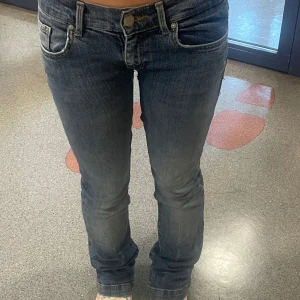 LTB jeans - Säljer ett par mörkblå LTB jeans, jeansen är köpta från en annan plick försäljare som har sytt jeansen från midwaist till lowwaist. Tyvärr har jeansen haft hål men det är lagat så inget som syns om man har på sig. 💕 storlek 24/30 priset kan diskuteras vid direkt köp