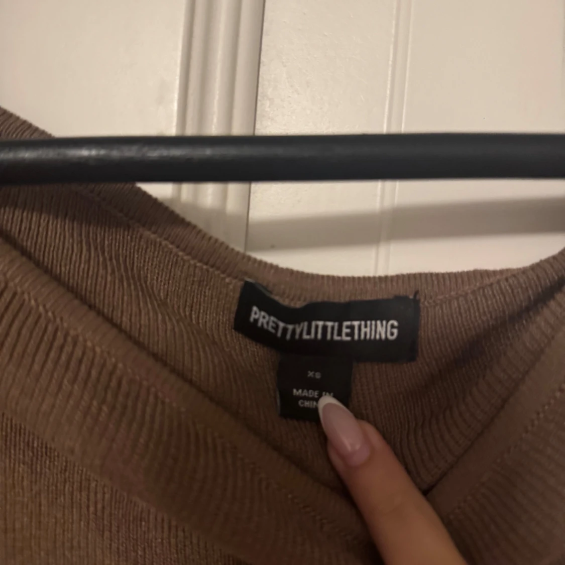 Figursydd klänning med hög slits - 1