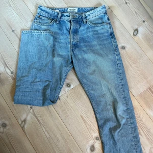 Ljusblå loose fit jeans Jack & Jones - Ljusblå jeans från Jack & Jones i loose fit-modell. Klassisk femficksdesign, raka ben och normal midja. 