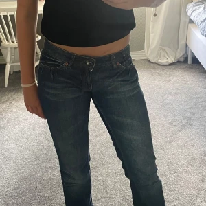 Mörkblå raka jeans - Säljer ett par mörkblå jeans som är i superbra sick, jag har sytt om dom i midjan för dom va lite förstora! Annars är dom superbra