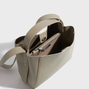 Beige axelväska från Gina tricot  - Säker min väska från Gina tricot då den aldrig kommit till användning! Den är använd fåtal gånger och är i toppen skicka! 