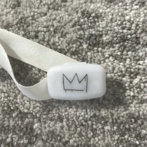 Hov1 armband från konsert 2023 - Jag har 4st hov1 armband från konserten 2023 som jag nu säljer. Säljer 1 armband max till en person 🩷ge bud!! Säljer till den som ger högst bud 