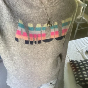 Grå tröja från Zadig - Grå stickad tröja med AMOUR-tryck från Zadig Voiltare