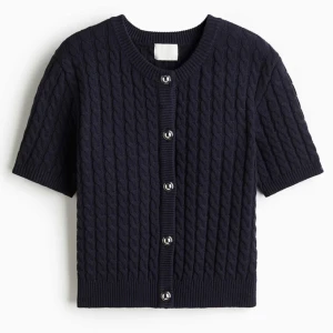 Stickad t shirt  - Säljer denna helt nya, oanvända tröja från hm. Marinblå stickad t shirt med silvriga knappar, strl XS😊 skriv privat för egna bilder eller frågor💗