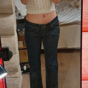 Mörkblå jeansbyxor från Os by Guliver - Snygga mörkblå jeansbyxor från Os by Guliver med låg midja och raka ben. Jeansen har coola kontrastsömmar, klassiska fickor och leopardmönstrad insida i midjan. Tror det är i smål!