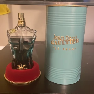 Jean Paul Gaultier Le Beau parfym  cirka 110/125 ml kvar - Säljer en Jean Paul Gaultier Le Beau parfym, draglocket är sönder därför säljer jag de för lite billigare 