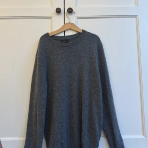 Grå kashmirtröja från J.Crew XS - Mysig grå tröja i 100% kashmir från J.Crew. Klassisk rund halsringning och långärmad modell, perfekt för lager-på-lager. Supermjuk känsla och enkel att matcha med allt. Snygg basic som funkar året runt.