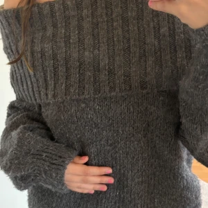 Mörkgrå offshoulder stickad tröja - Supermysig mörkgrå off sholder tröja från Gina. Använd få tal gånger i mycket bra skick. Perfekt till hösten😍