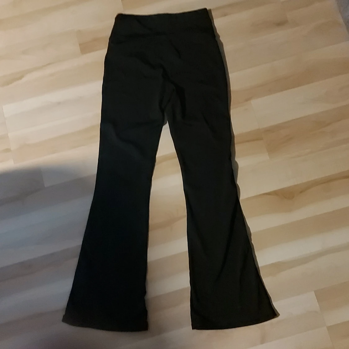 Svarta bootcut byxor med hög midja - 1