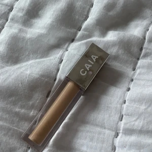 CAIA concealer med silvrigt lock - concealer från CAIA i färgen 3W