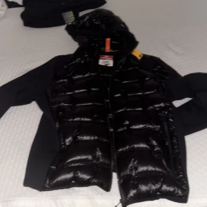 Parajumper cardigan  - Ganska nytt skick men kan inte styla jackan så använt den 4 gånger.