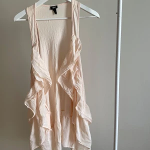 Korallfärgad väst med volanger - Korallfärgad väst med volanger. Storlek M. Använd vid 1 tillfälle. Mycket bra skick. Från H&M. 🤍 #scandi #stockholm #boho #chic #pinterest #scandinavia #pink #vest #y2k #parishilton #tiktok #trend #trendy #unique