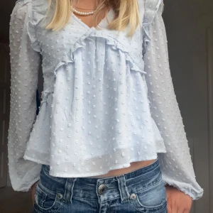 Ljusblå prickig blus med volang - Supersöt ljusblå blus små vita prickar❣️ verkligen superfin och kan enligt mig användas i alla årstider💘 aldrig använd