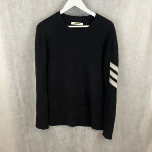 Zadig tröja Kashmir  - Riktigt schysst Zadig tröja i enbart Kashmir. Ungefär nyskick. Storlek M, modellen är 185. Enbart lite damm på bilden