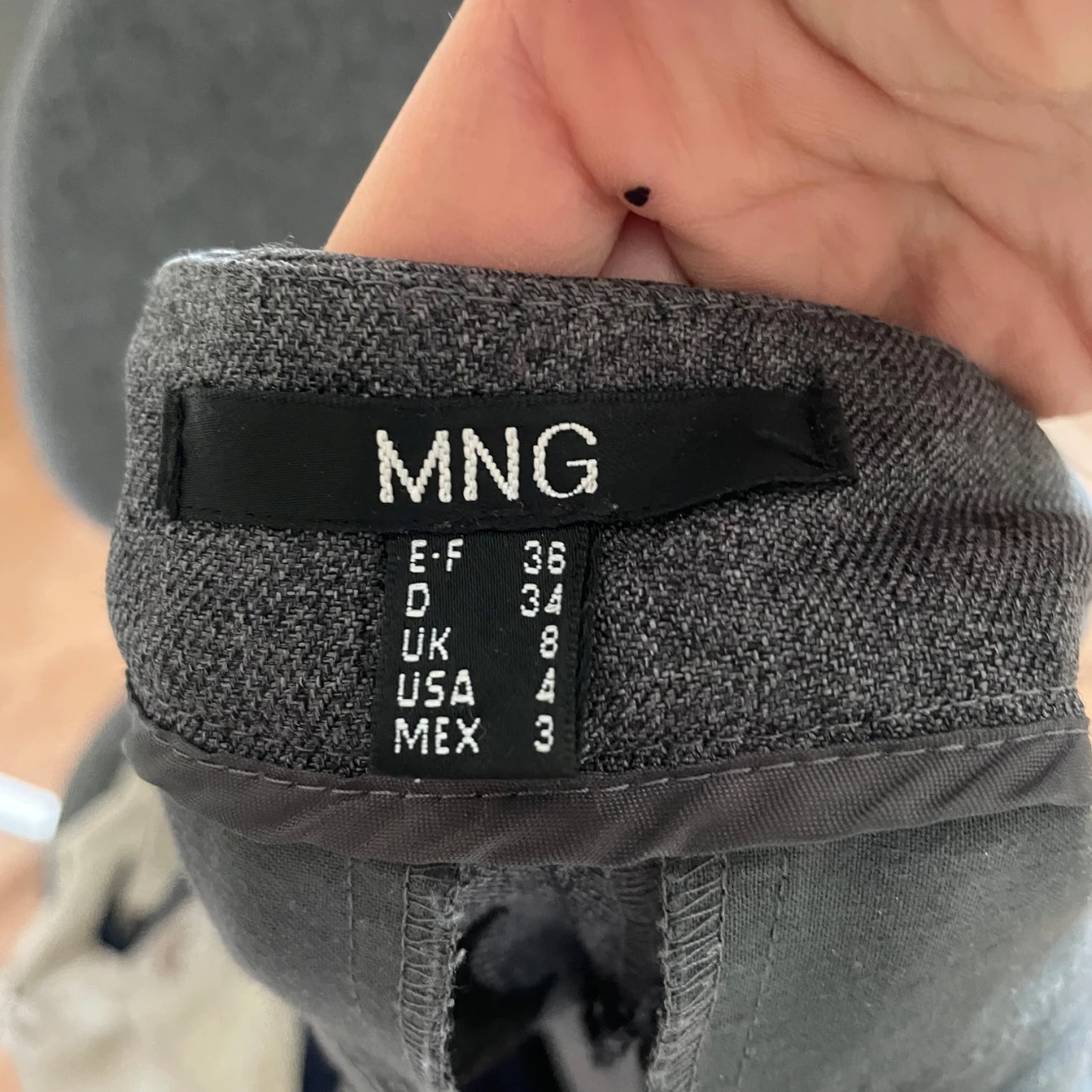 Grå kostymbyxor från Mango - 2