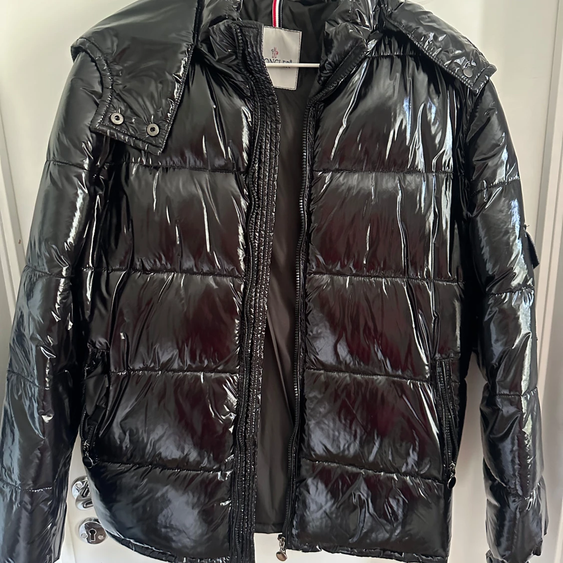 Svart glansig pufferjacka från Moncler - 1