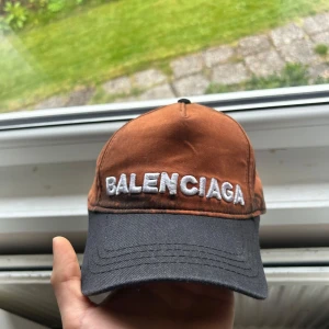 Brun och svart keps  - Säljer denna snygga kepsen för billigt för att jag vill inte ha den mer. Köp nuu