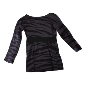 Lila zebramönstrad topp med trekvartsärm - Cool topp i lila med zebramönster. Modellen har trekvartsärm och rund halsringning. Sitter snyggt figurnära och passar perfekt till jeans eller kjol. Materialet känns mjukt och stretchigt. Barnstorlek men passsr mig som brukar ha xs/s. Materialet är 100% organic cotton🙏🏻🙏🏻