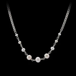 Silverhalsband med vita pärlor - Ett stilrent halsband med tunn silverkedja och vita pärlor i olika storlekar framtill. Perfekt för dig som gillar en klassisk men trendig look. Kedjan är enkel och pärlorna ger en elegant touch till outfiten.