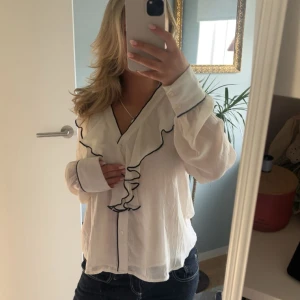 Jättefin blus med svarta detaljer!💞 - Säljer nu min jättefina blus från Zara, den passar till både jeans och kjol🙏🏼Perfekt nu i höst🥹Säljer den då den knappt har kommit till använding!