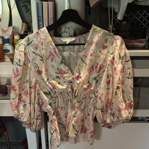 Blommig blus med puffärm från H&M - Den populära blusen från H&M, använd fåtal gånger 💕