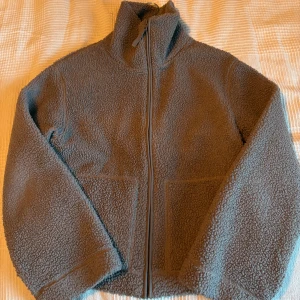 Teddyjacka H&M - Brun teddyjacka från H&M. Endast använd några få gånger. Storlek: S.