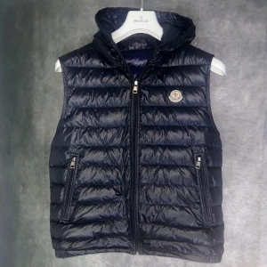 Moncler väst med luva - Mycket fint skick förutom liten defekt | Size 3 passar m  | liten defekt | fraktar spårbart inom 24 timmar |  för att köpa klicka ” köp nu” | vid frågor skriv ett meddelande |