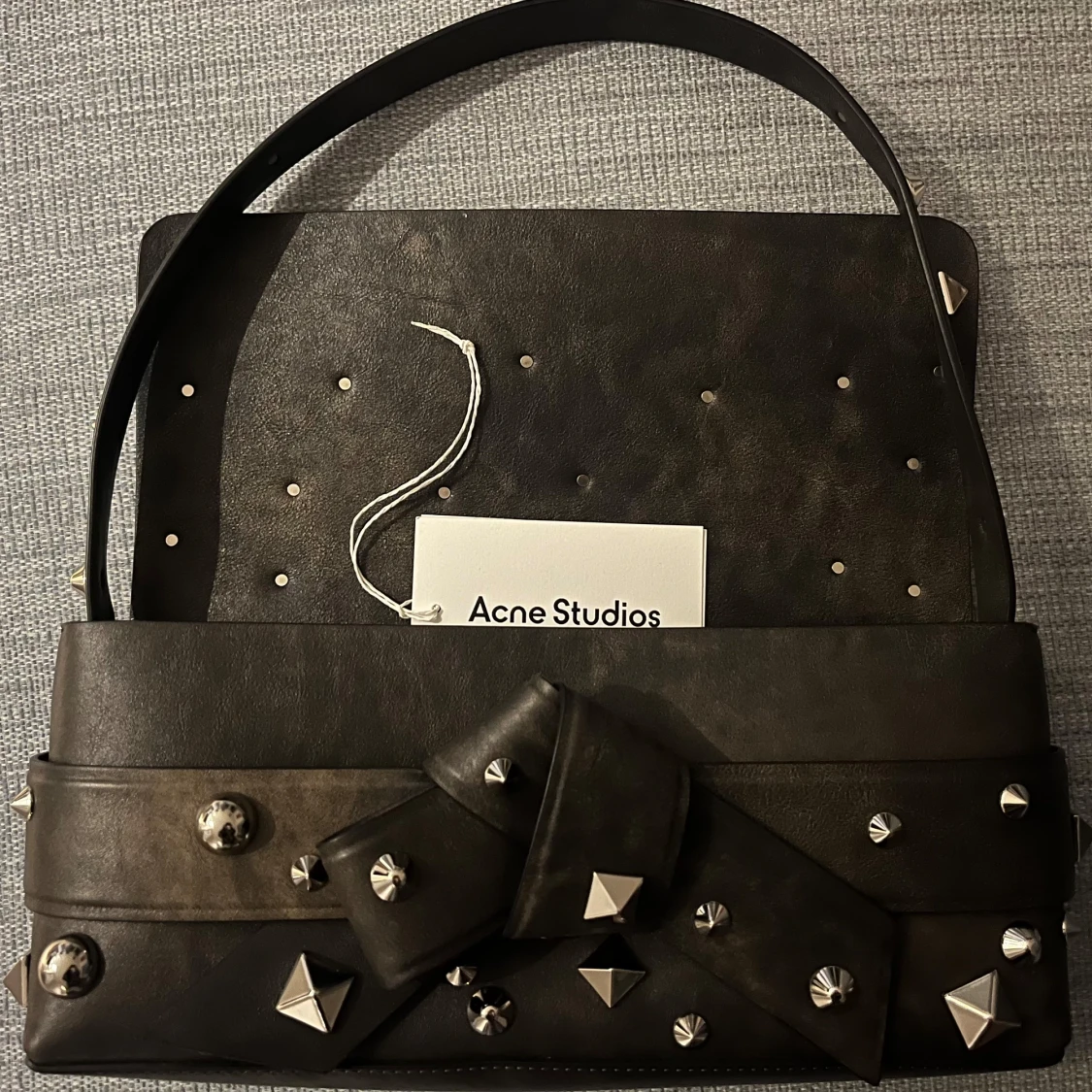 Svart handväska med nitar från Acne Studios - 2