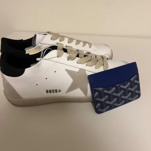 Helt nya Golden Goose + korthållare  - Allt är nytt, den blåa korthållaren ingår. Storlek 42 Obs, lnt3 0rgln@l