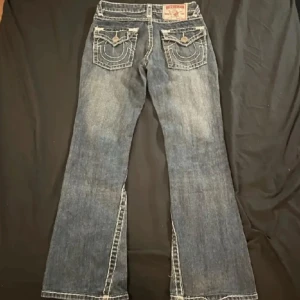 True Religion blå bootcut jeans - Jätte snygga true religion jeans, köpta för 1200. Storlek 27 i midjan och passar på 160-170. Mycket bra kvalitet, pris kan diskuteras.